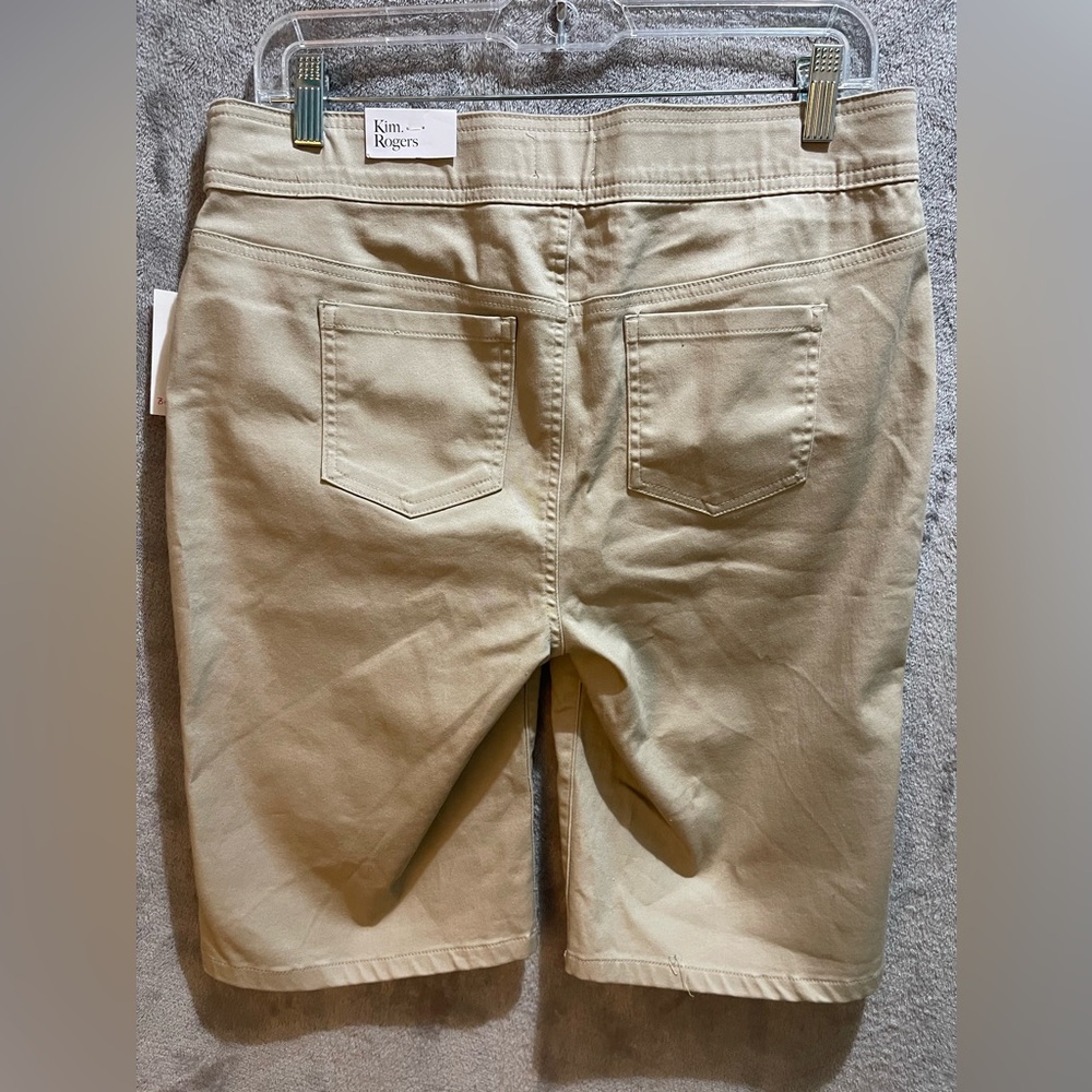 Kim Roger Women Tan Bermuda Shorts. Size 12 - Picture 2 of 3
